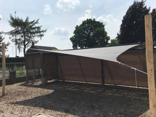 Kastanje houten palen voor schaduwdoek Nettenverkoop